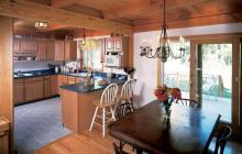 Дизайн интерьера кухни в бревенчатом доме Кухонная мебель в интерьере дачного деревянного дома